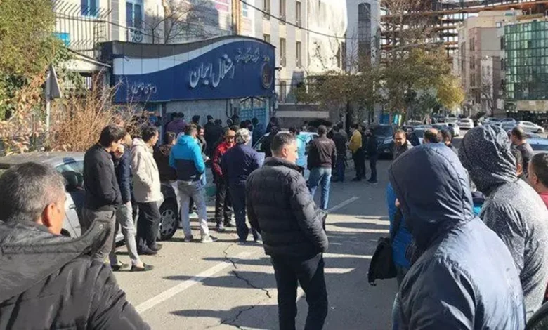 تجمع اعتراضی هواداران استقلال مقابل باشگاه