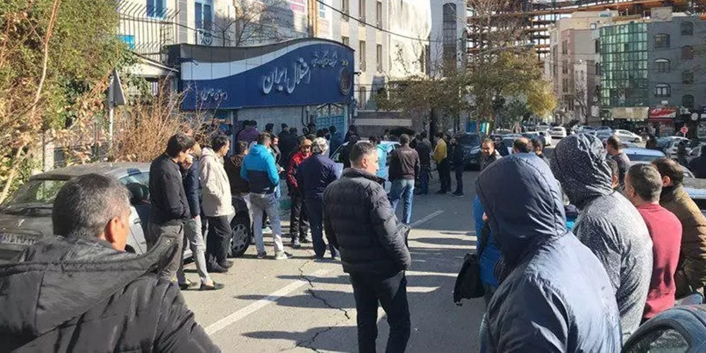 تجمع اعتراضی هواداران استقلال مقابل باشگاه