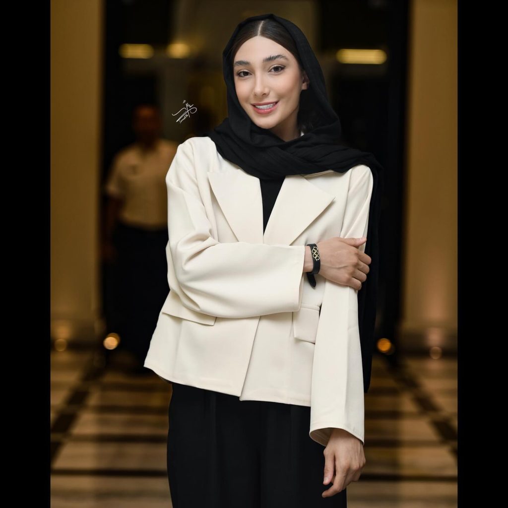 والپیپر مبینا نعمت زاده