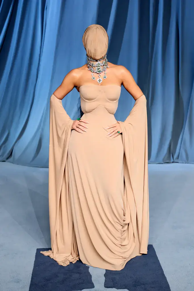 کیم کارداشیان در گالای موزه آکادمی ۲۰۲۵