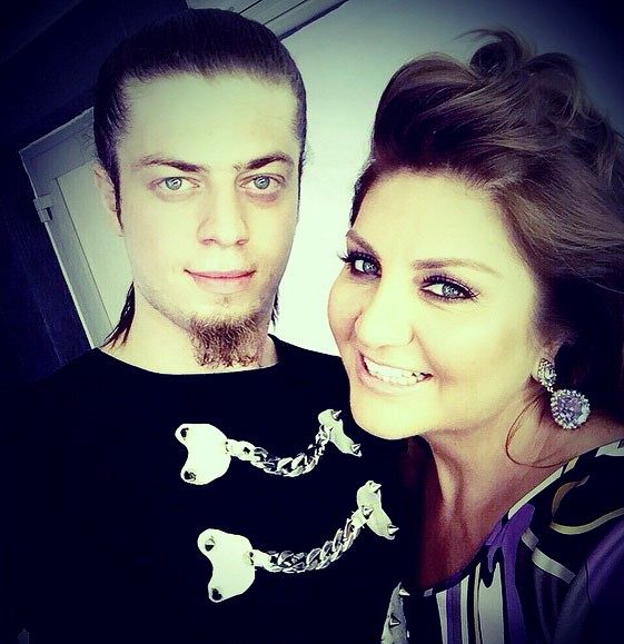 عکس عارف شعبده باز و سیبل جان 