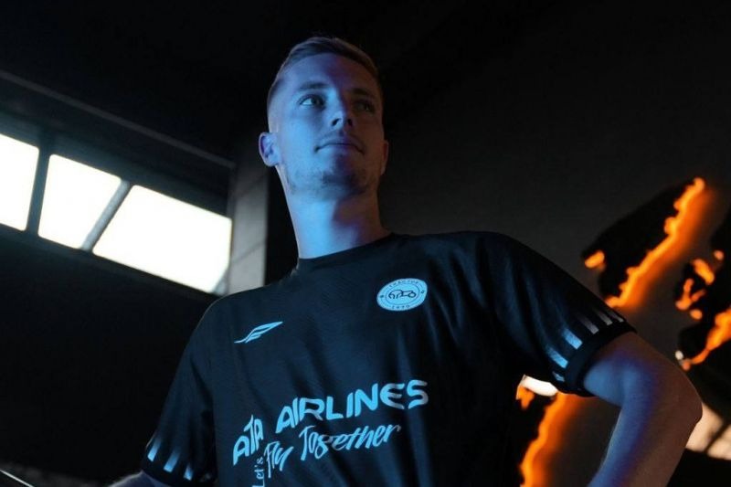 والپیپر تومیسلاو اشترکالی والپیپر تومیسلاو اشترکالی